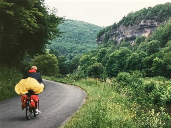 Cyclist wearing a cagoule