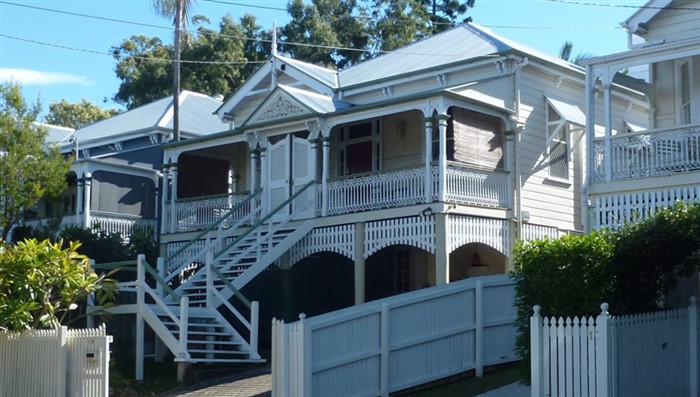 How the architecture of Queenslander houses influenced the plot of Crossing Live.