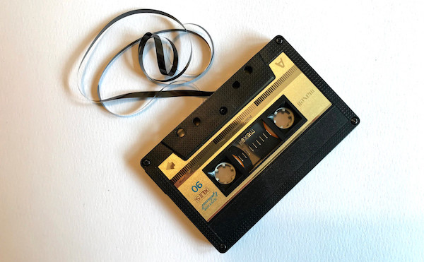 Cassette tape with loose tape